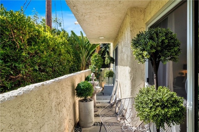 8400 De Longpre AVE Unit: 106