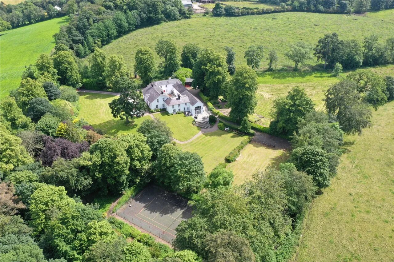 Ballyaughlis Lodge, 238 Ballylesson Road, Drumbo, BT27 5TS