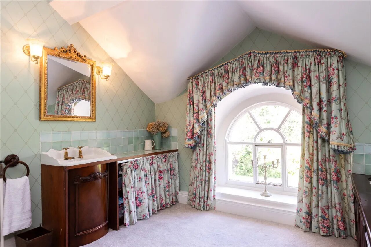 Ballyaughlis Lodge, 238 Ballylesson Road, Drumbo, BT27 5TS