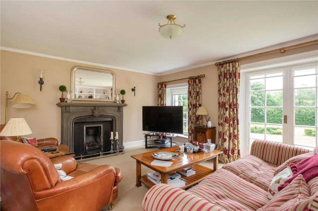 Ballyaughlis Lodge, 238 Ballylesson Road, Drumbo, BT27 5TS