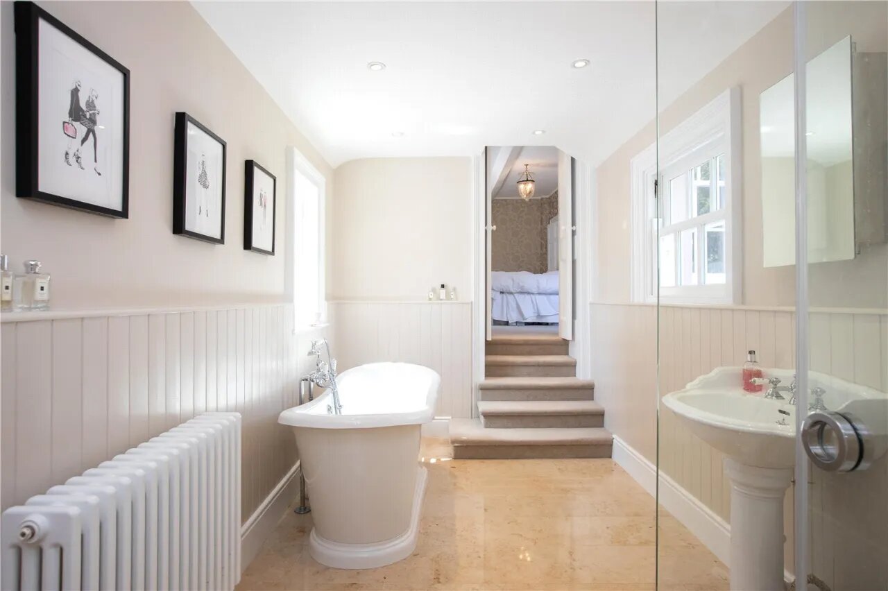 Ballyaughlis Lodge, 238 Ballylesson Road, Drumbo, BT27 5TS
