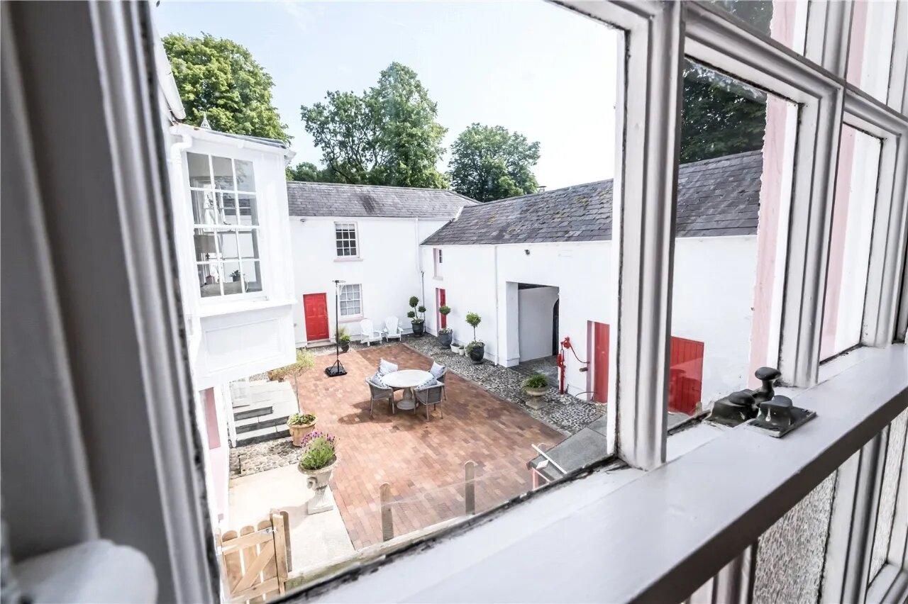 Ballyaughlis Lodge, 238 Ballylesson Road, Drumbo, BT27 5TS