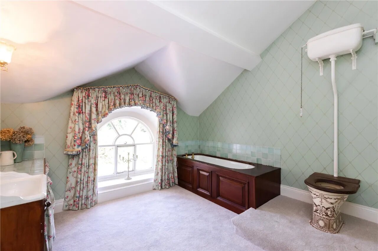 Ballyaughlis Lodge, 238 Ballylesson Road, Drumbo, BT27 5TS