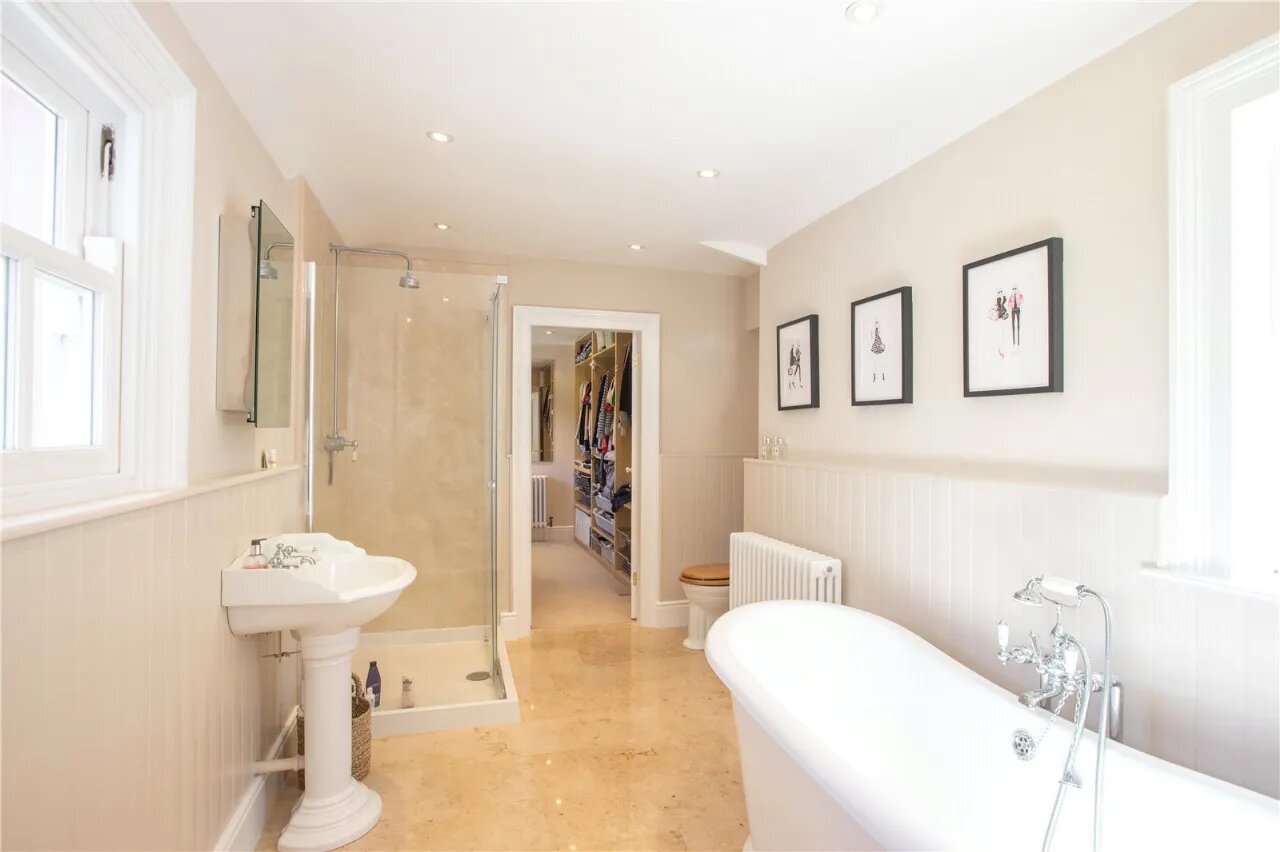 Ballyaughlis Lodge, 238 Ballylesson Road, Drumbo, BT27 5TS