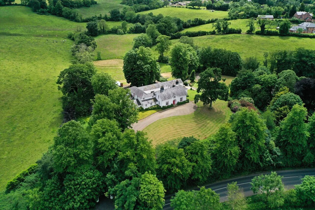 Ballyaughlis Lodge, 238 Ballylesson Road, Drumbo, BT27 5TS
