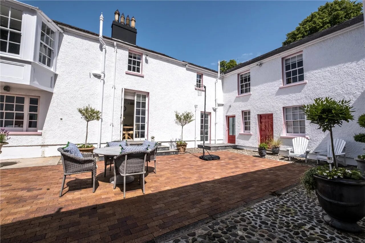Ballyaughlis Lodge, 238 Ballylesson Road, Drumbo, BT27 5TS