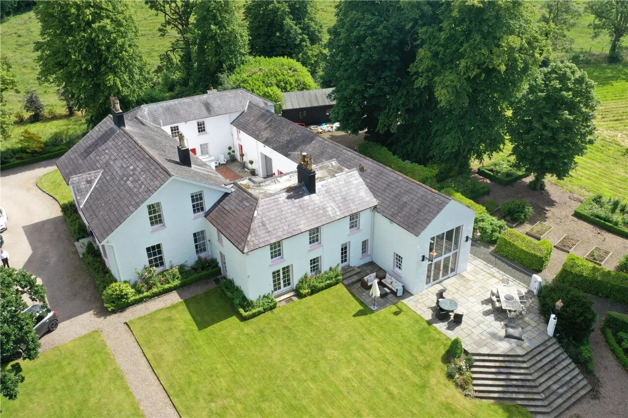 Ballyaughlis Lodge, 238 Ballylesson Road, Drumbo, BT27 5TS