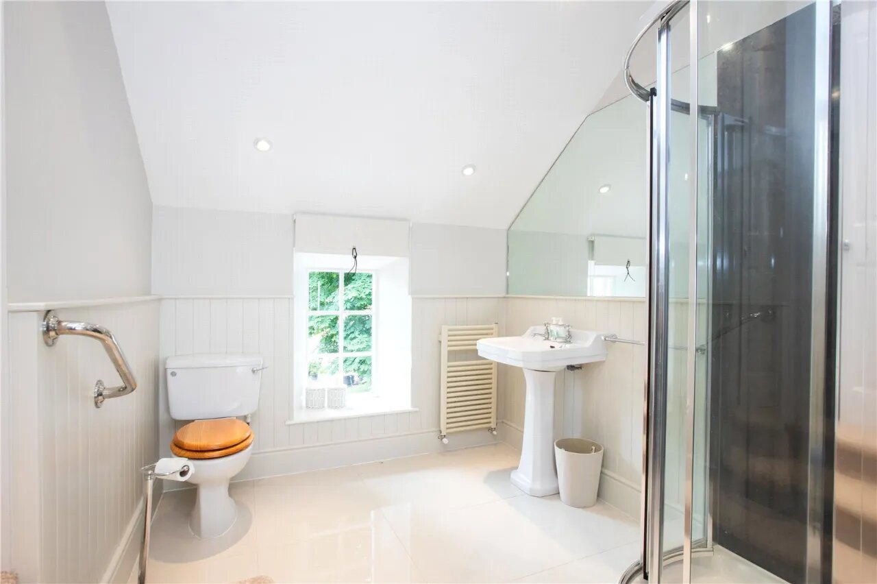Ballyaughlis Lodge, 238 Ballylesson Road, Drumbo, BT27 5TS