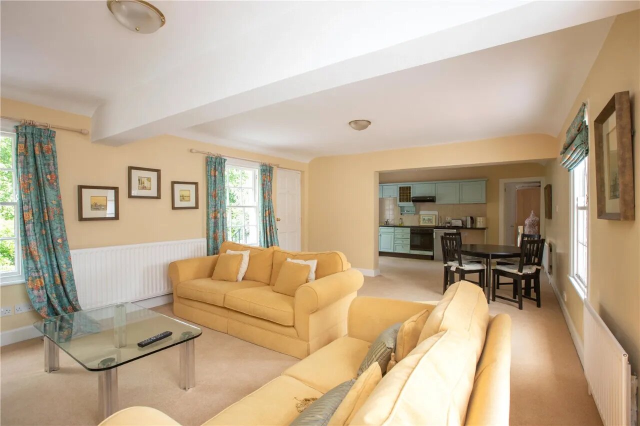 Ballyaughlis Lodge, 238 Ballylesson Road, Drumbo, BT27 5TS