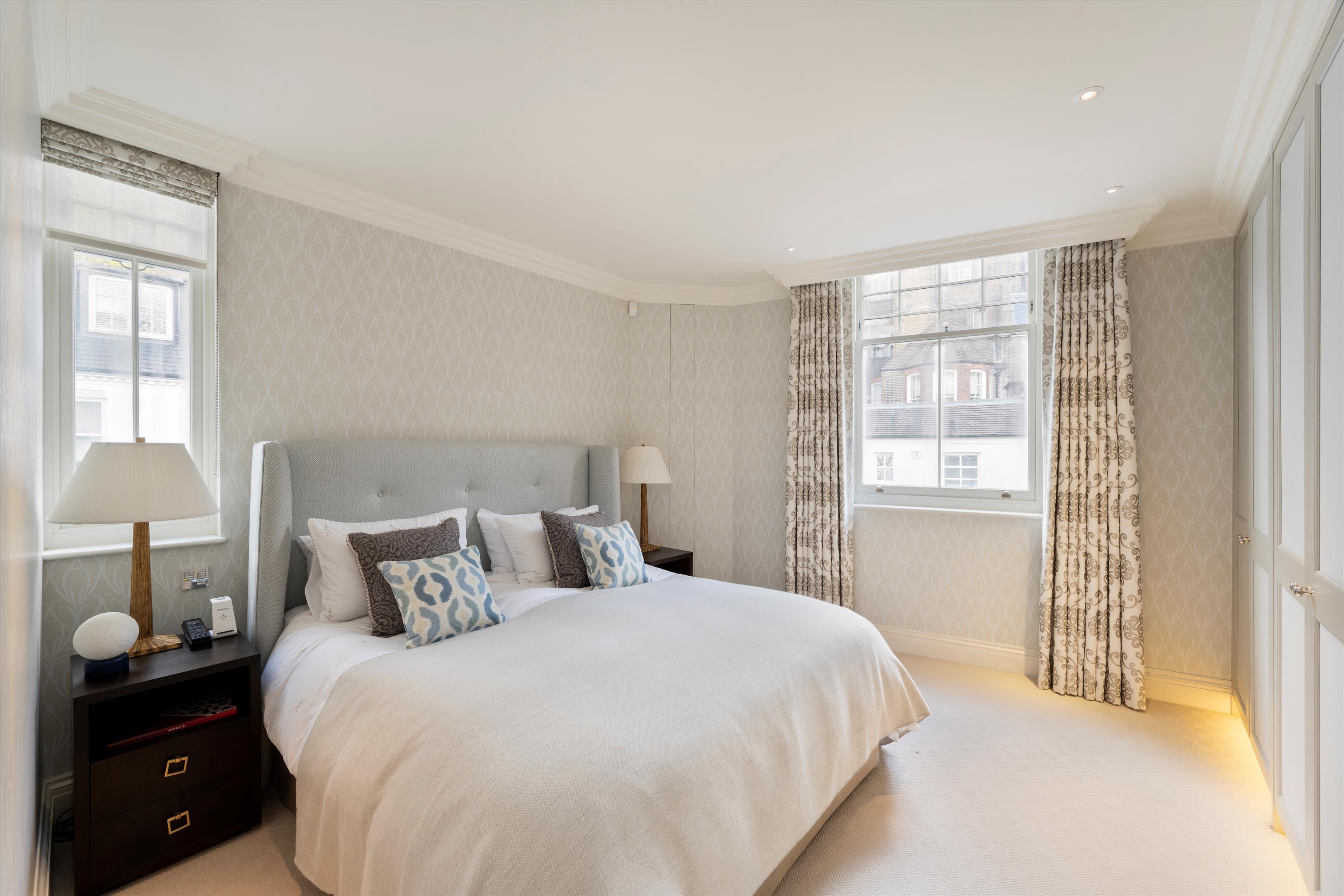 Pont Street Mews, Knightsbridge, London, SW1X
