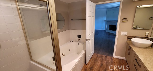 4415 Saugus AVE Unit: 201