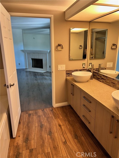 4415 Saugus AVE Unit: 201
