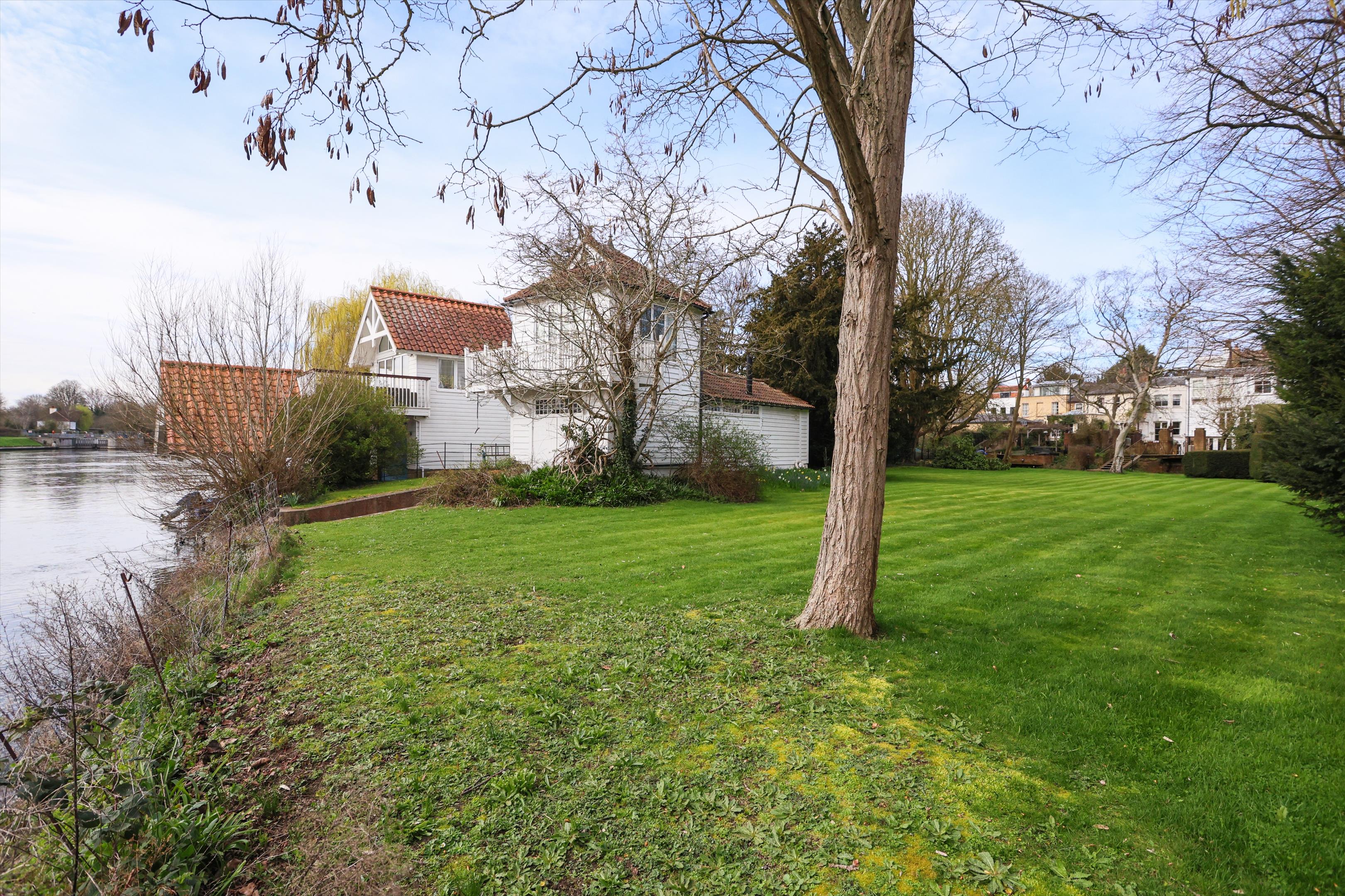 Thames Street, Sunbury-on-Thames, Surrey, TW16