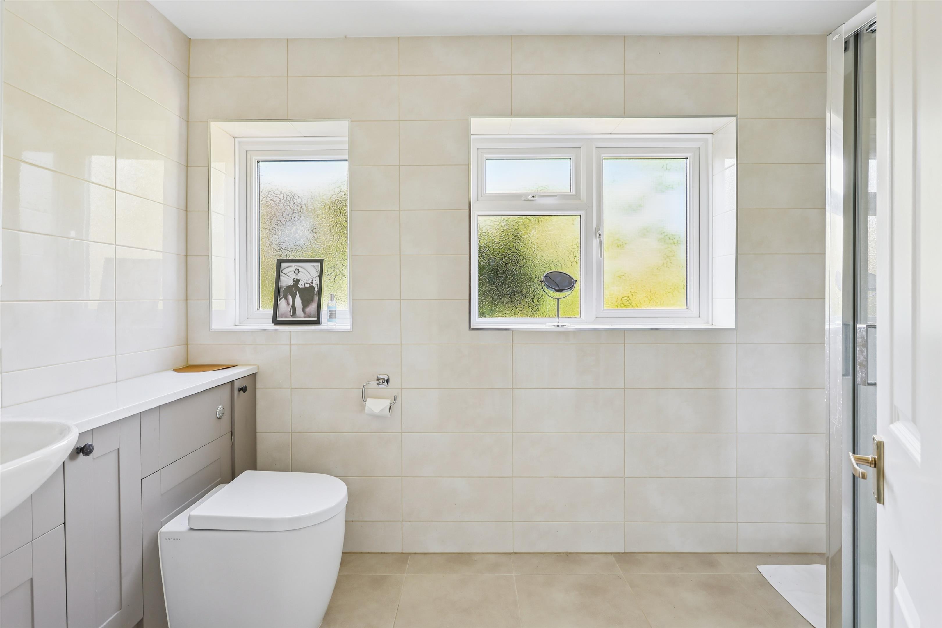 Round Oak Road, Weybridge, Surrey, KT13