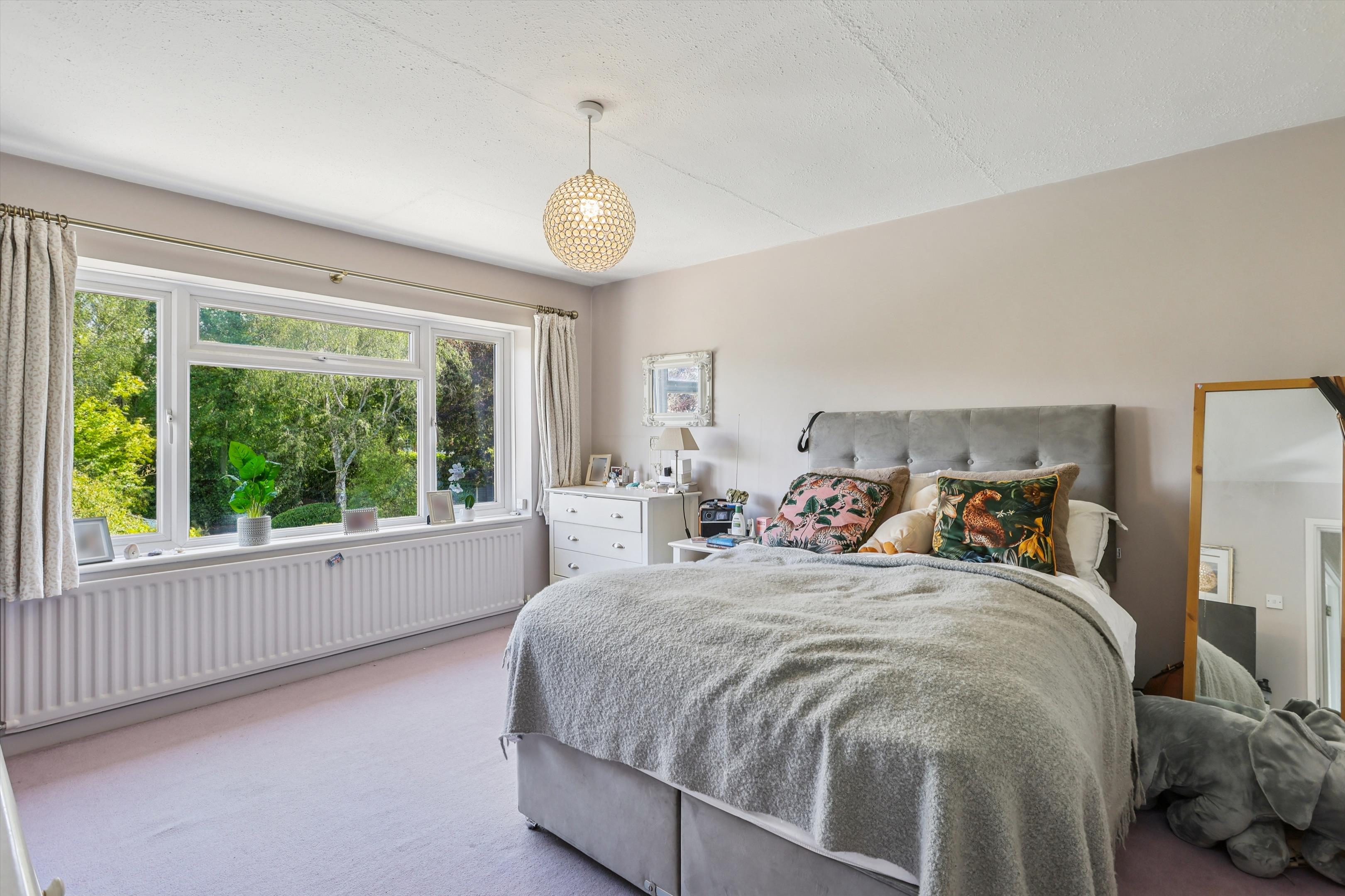 Round Oak Road, Weybridge, Surrey, KT13