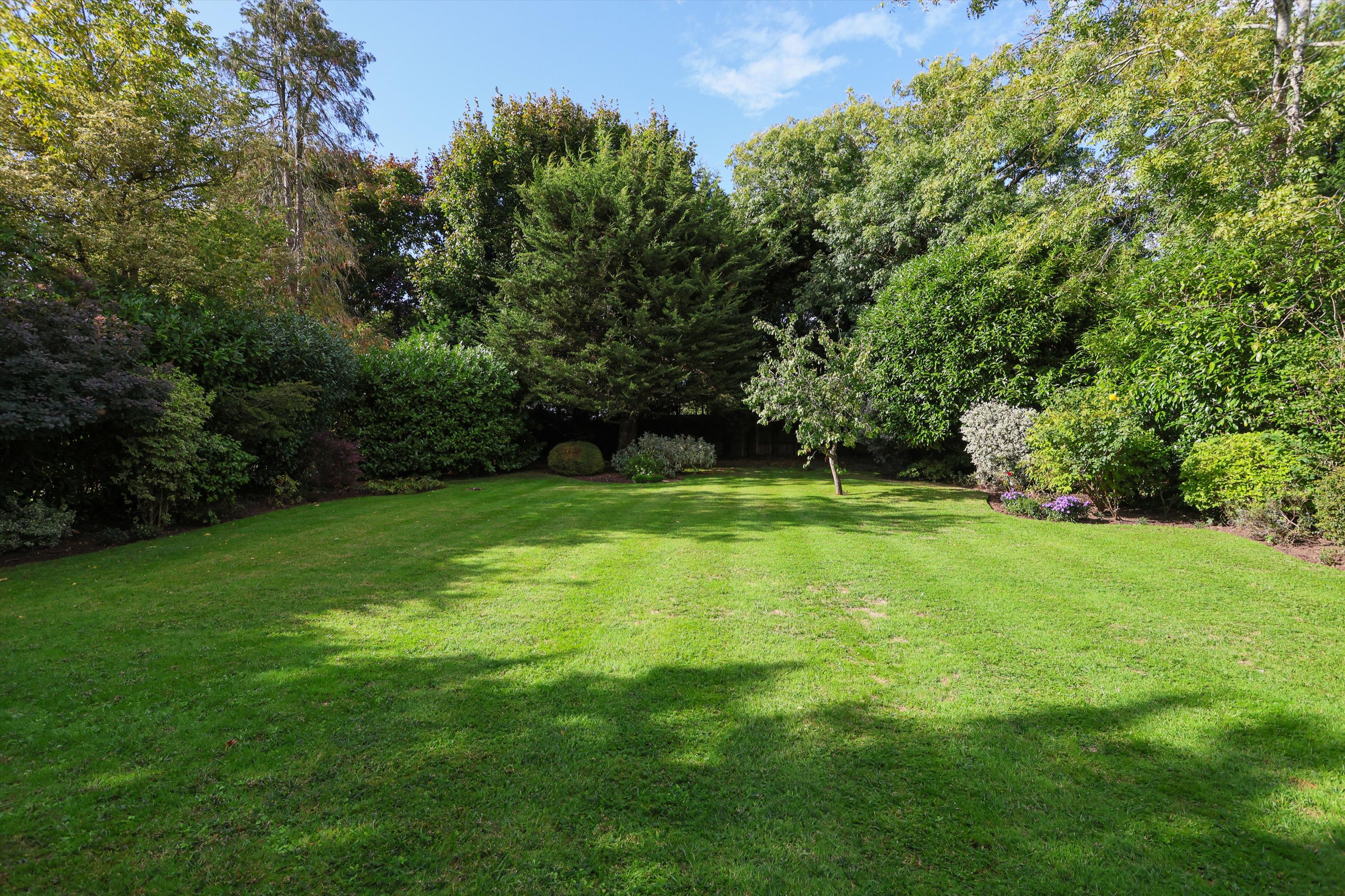 Round Oak Road, Weybridge, Surrey, KT13