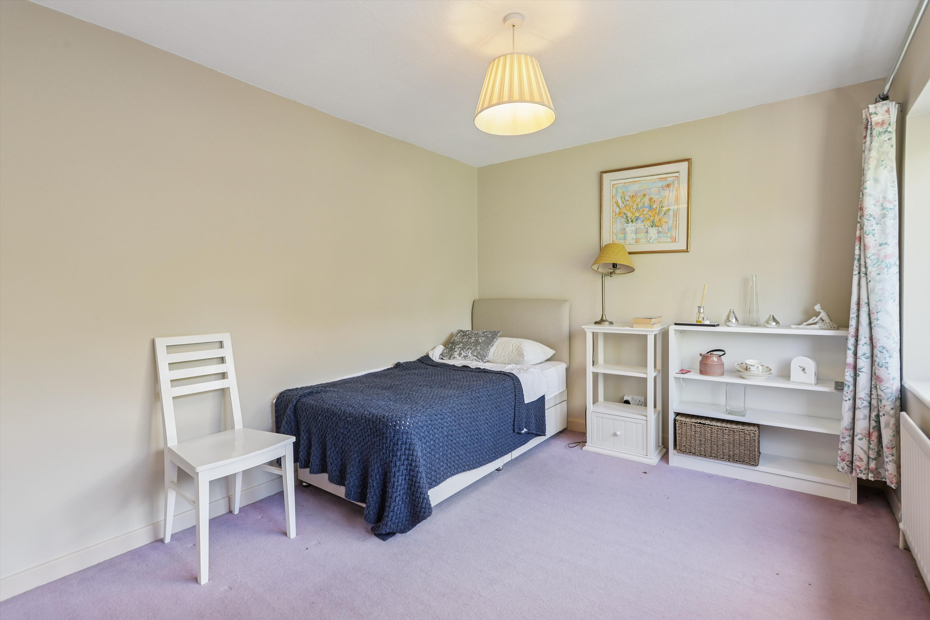 Round Oak Road, Weybridge, Surrey, KT13