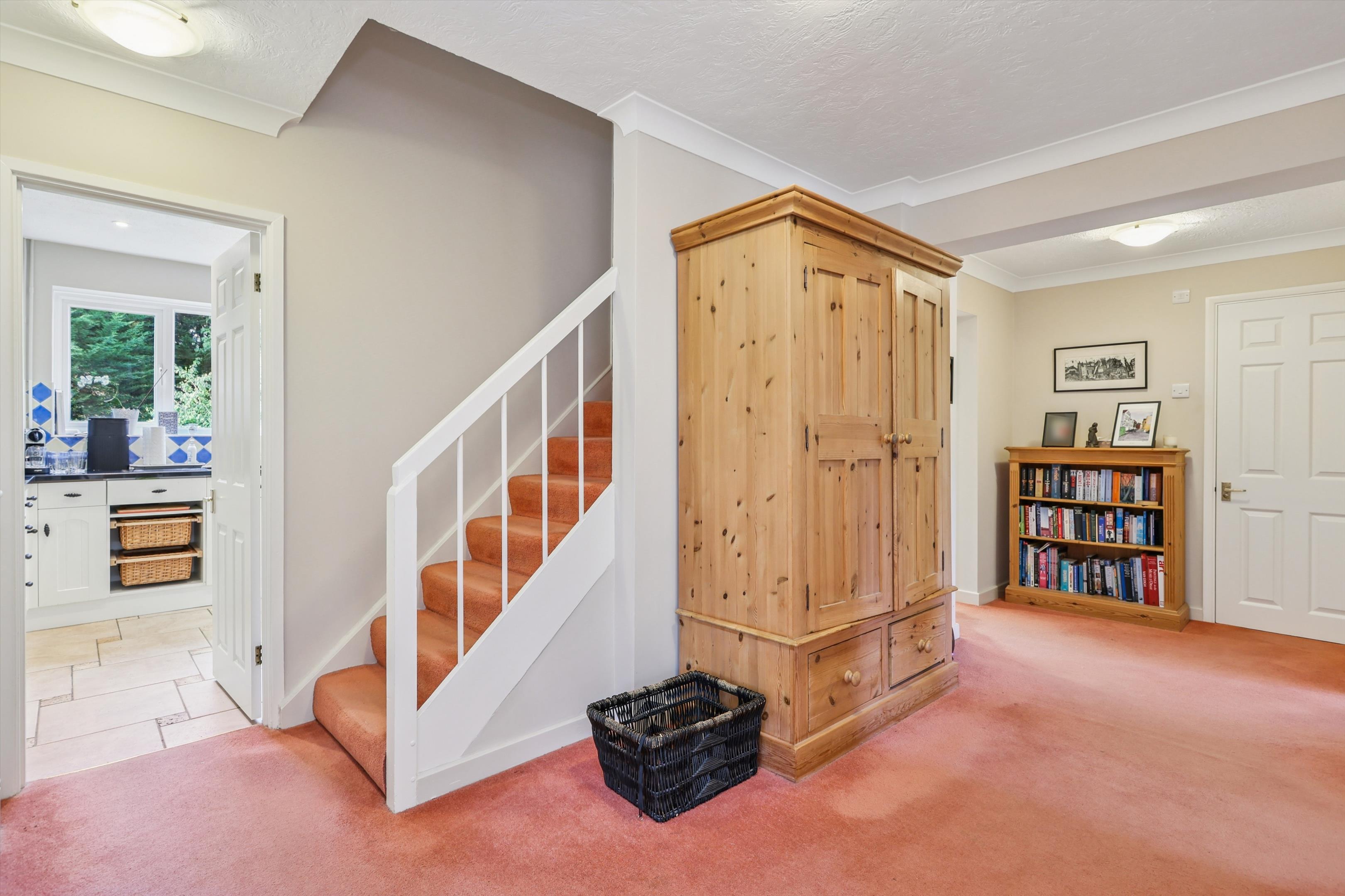 Round Oak Road, Weybridge, Surrey, KT13