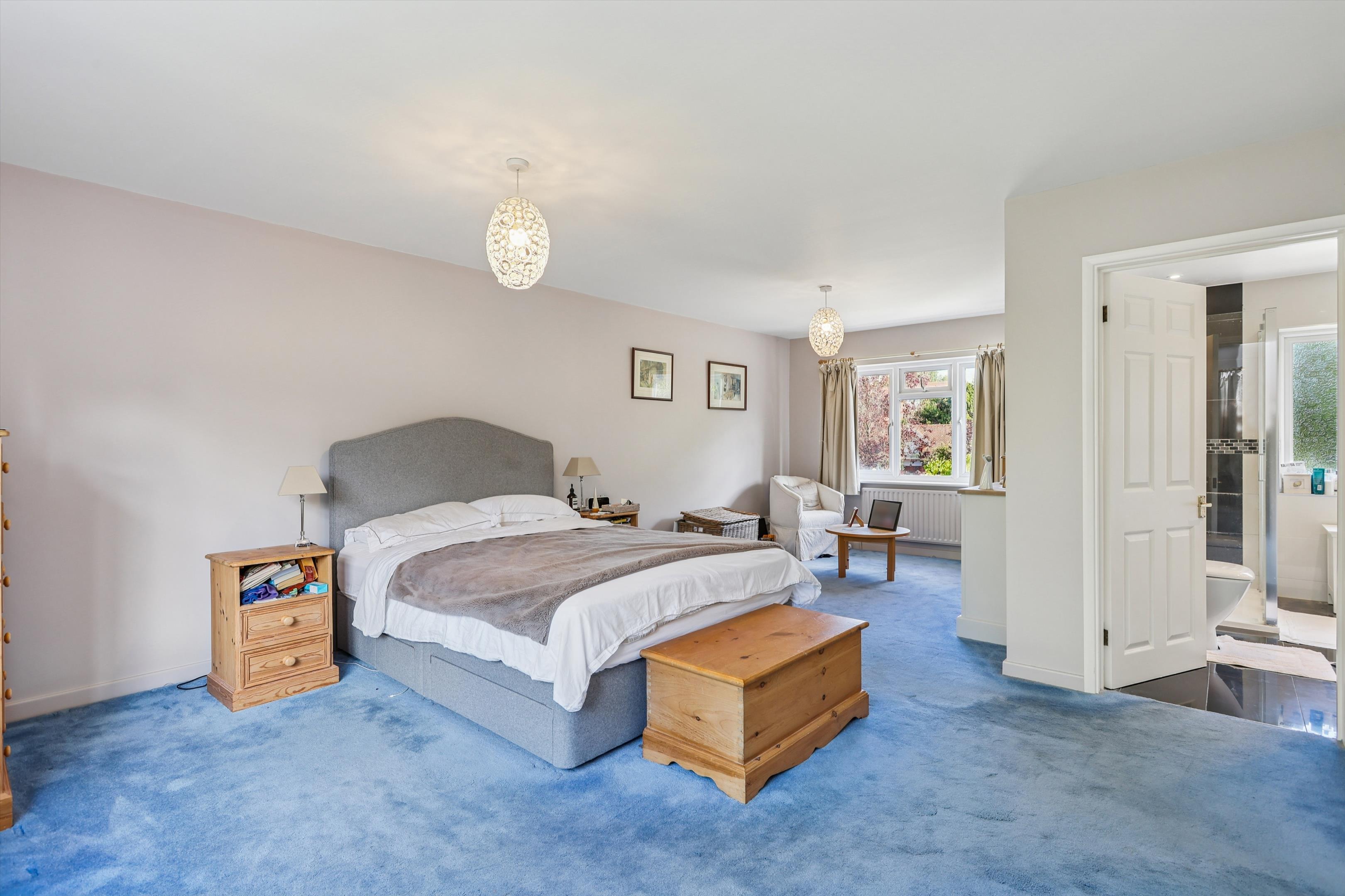 Round Oak Road, Weybridge, Surrey, KT13