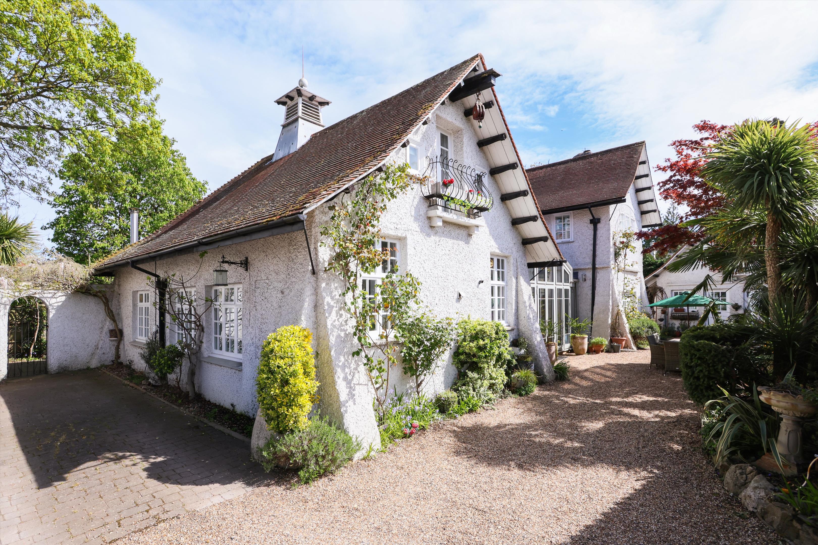 Oatlands Drive, Weybridge, Surrey KT13