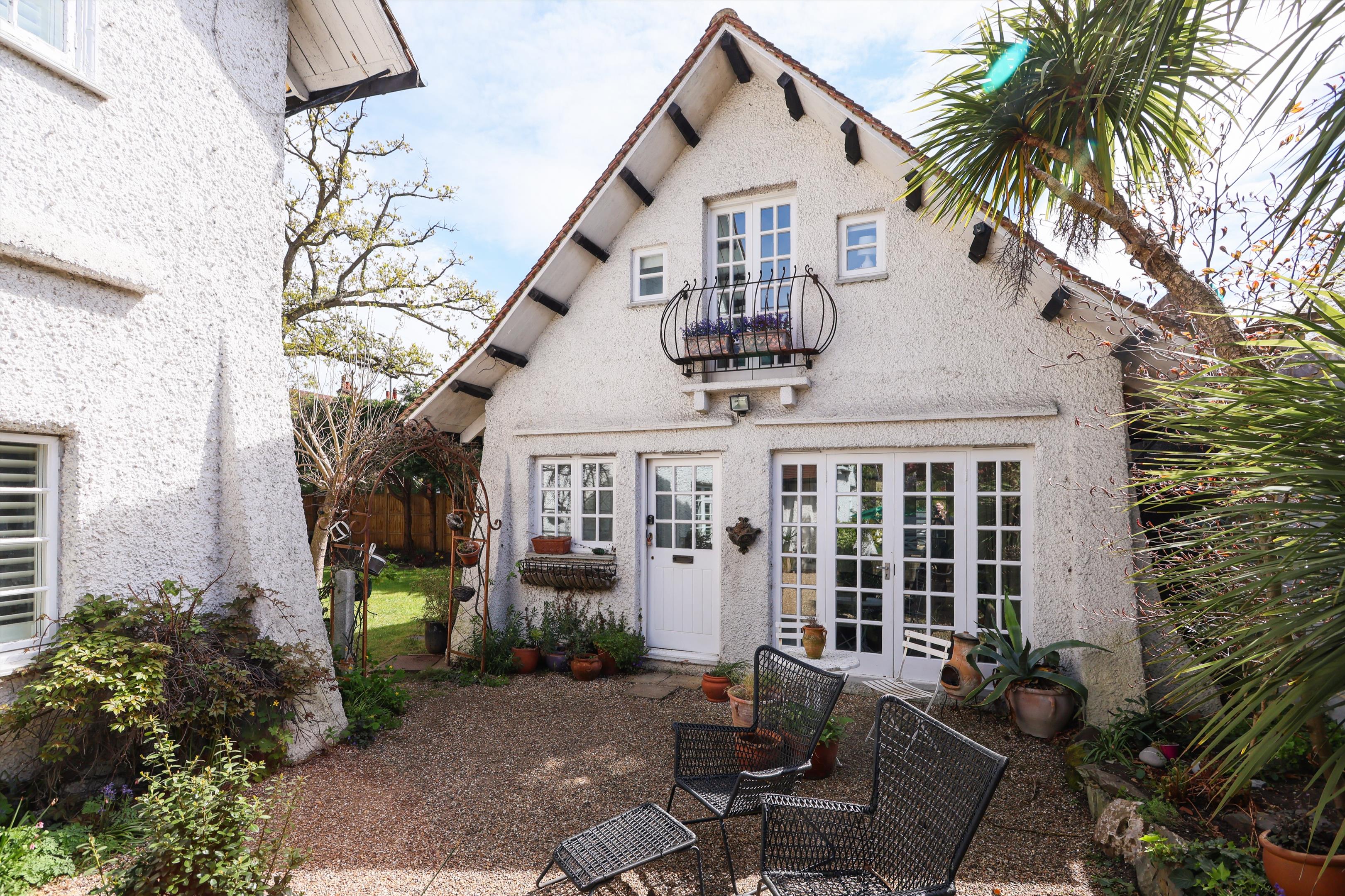 Oatlands Drive, Weybridge, Surrey KT13