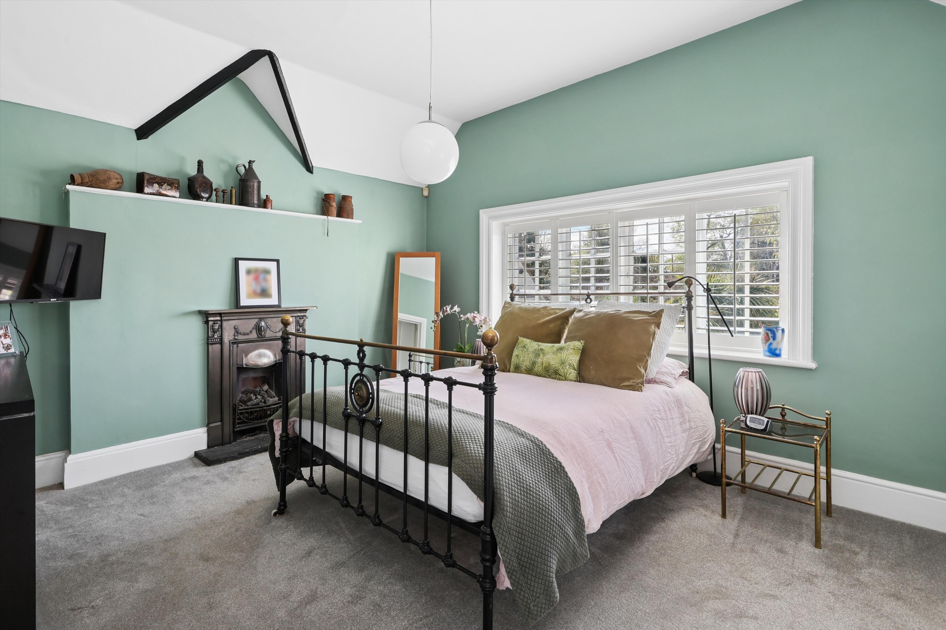 Oatlands Drive, Weybridge, Surrey KT13