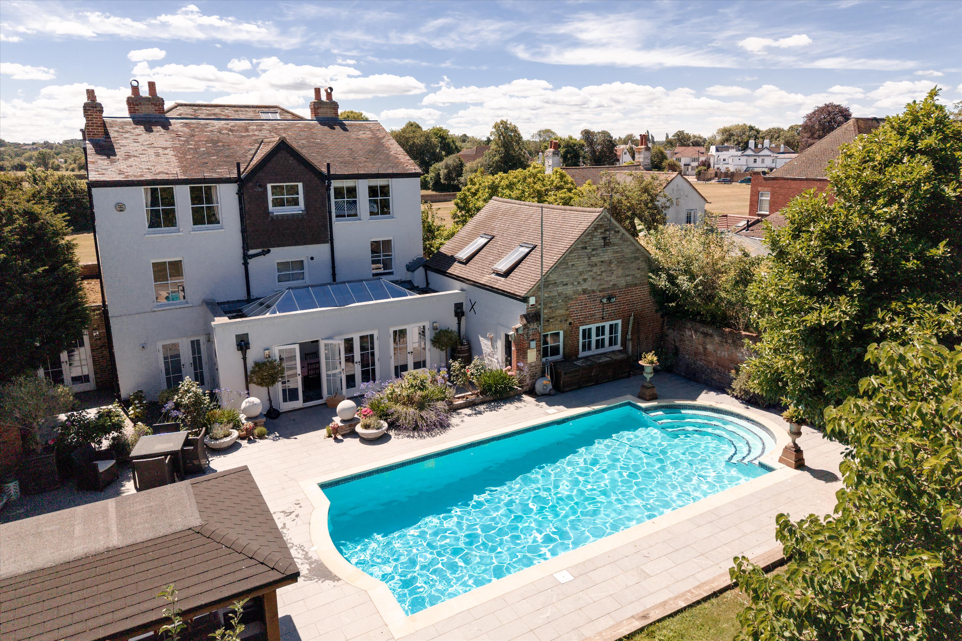 Russell Road, Shepperton, Surrey TW17