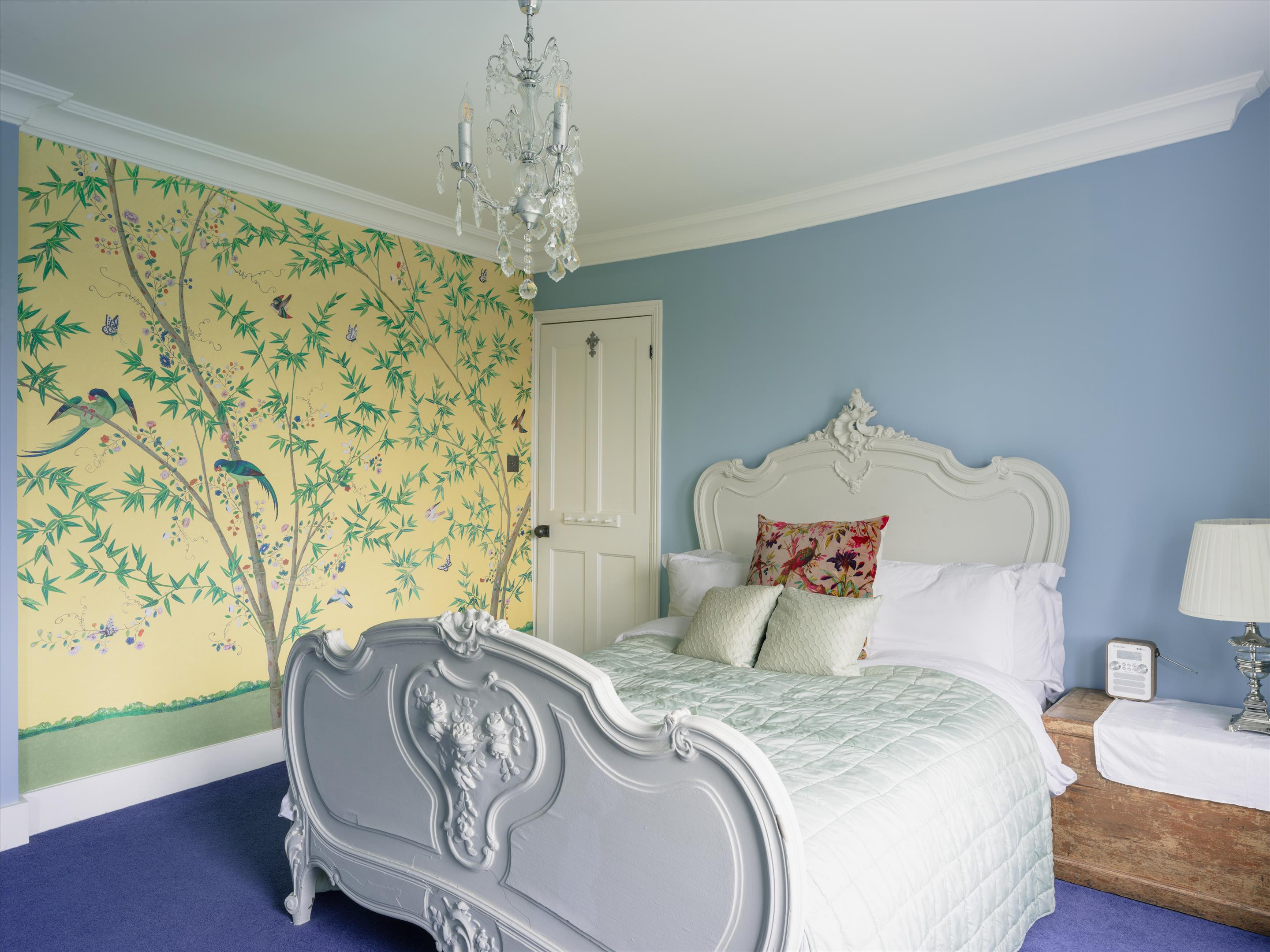 Russell Road, Shepperton, Surrey TW17