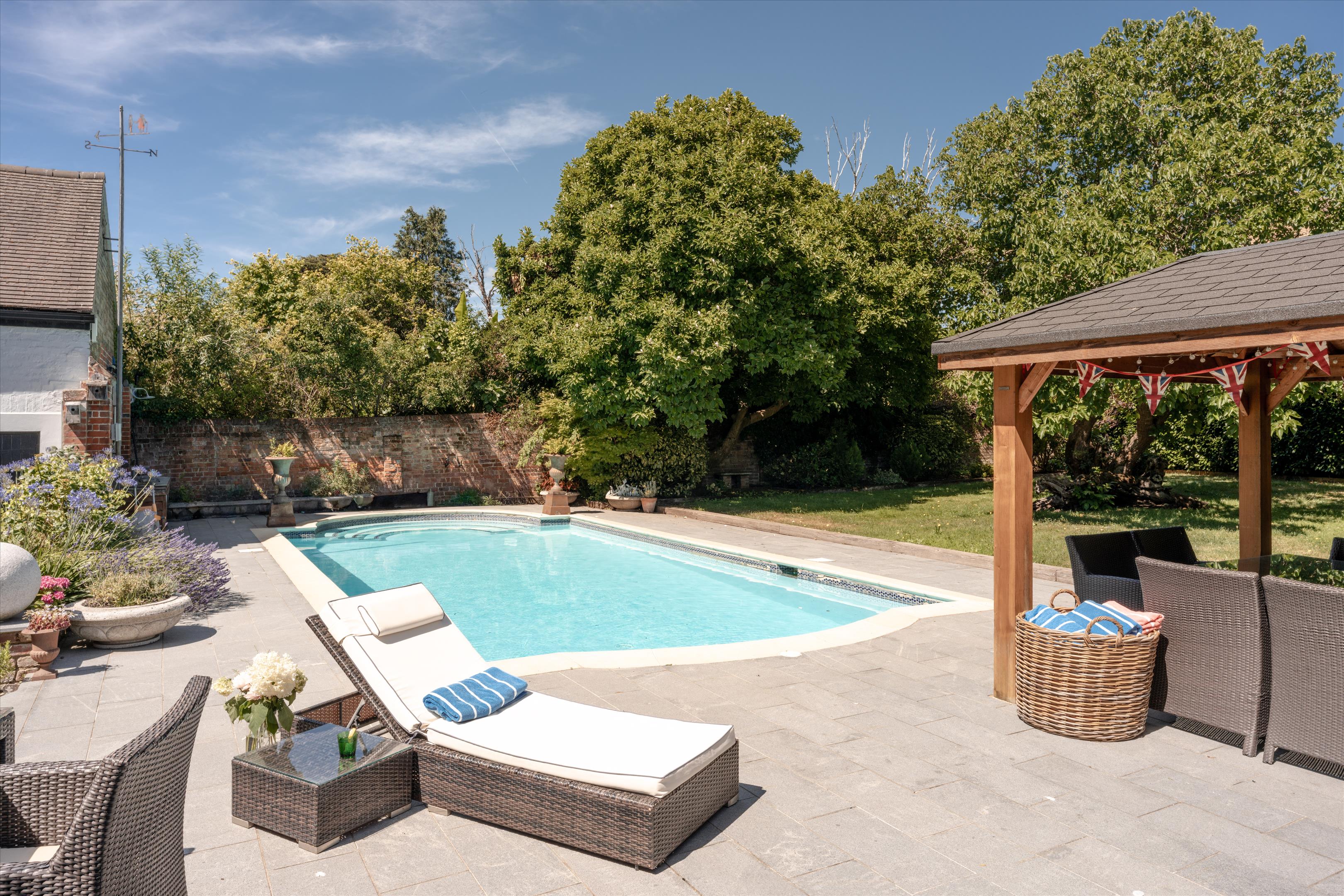 Russell Road, Shepperton, Surrey TW17