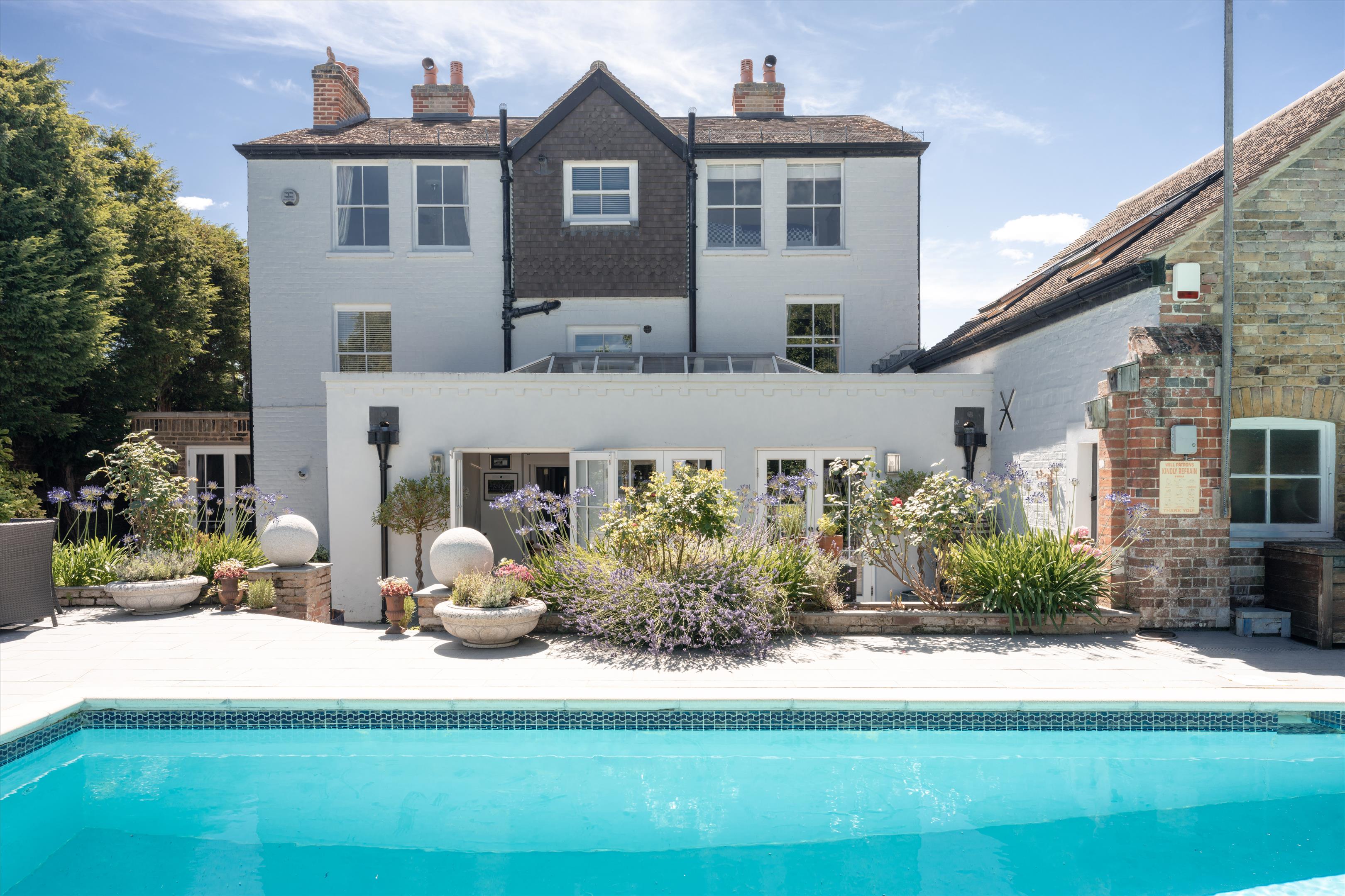 Russell Road, Shepperton, Surrey TW17