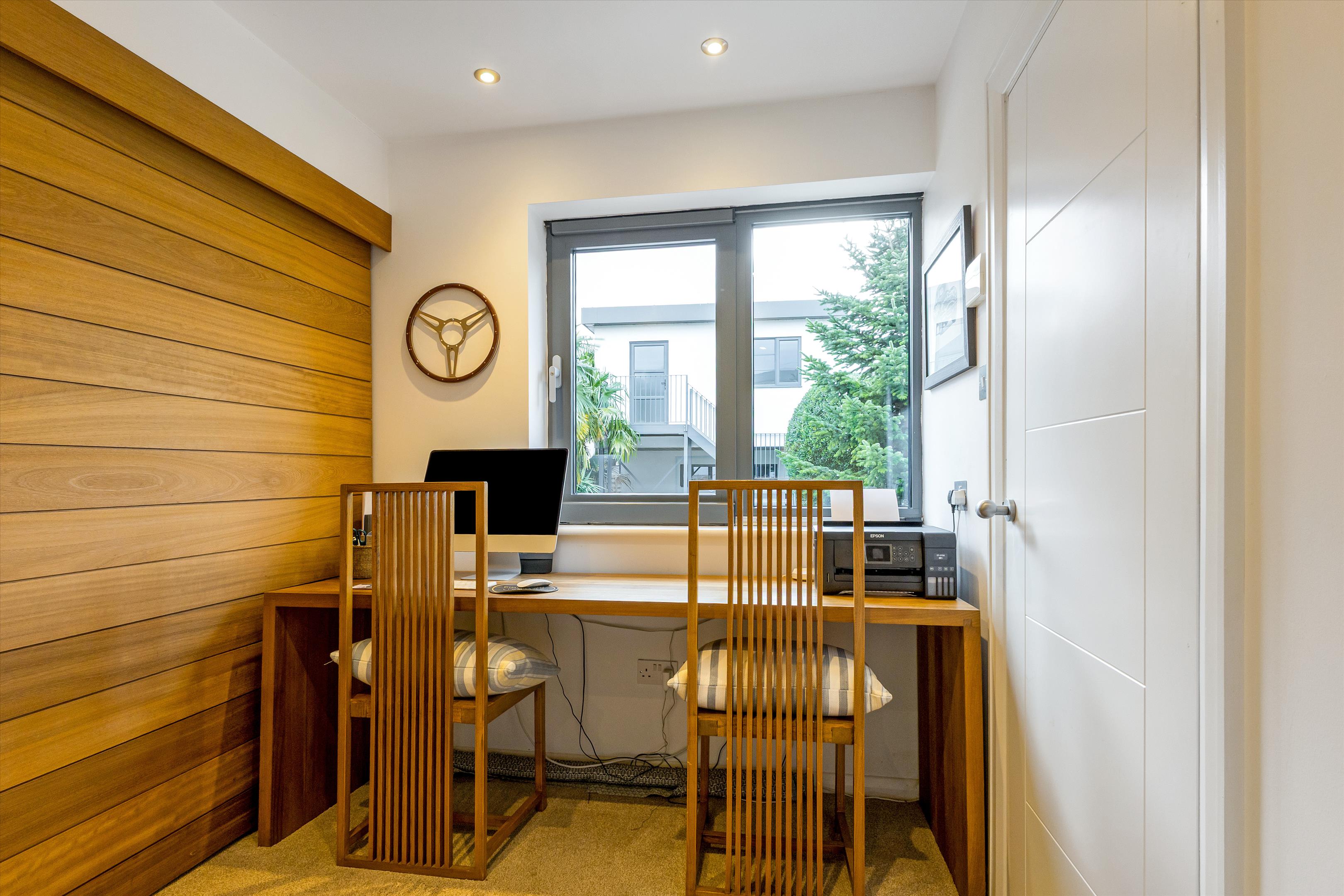 Park Avenue, Wraysbury, Staines-upon-Thames, Berkshire, TW19