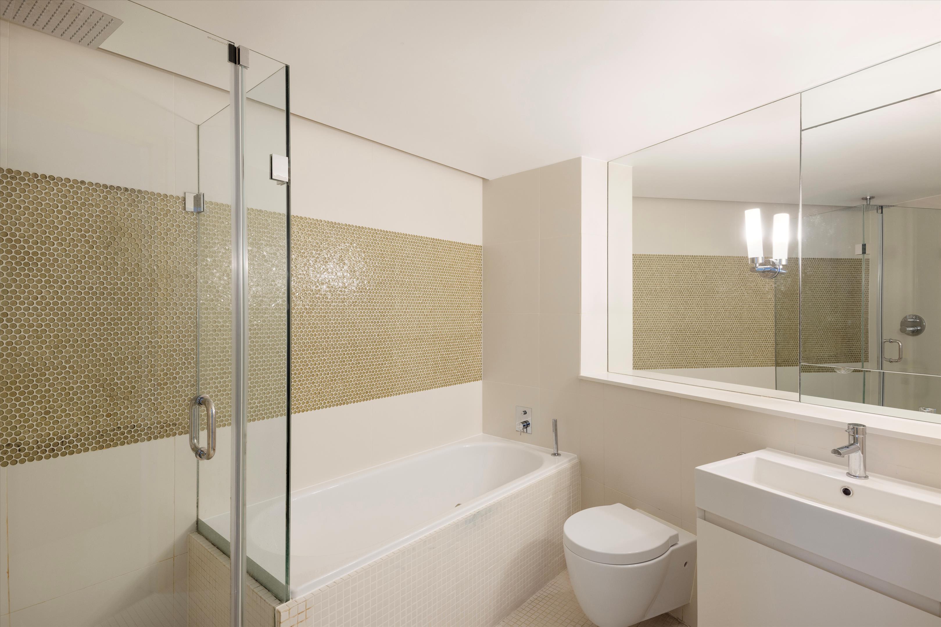Bedford Court, London WC2E