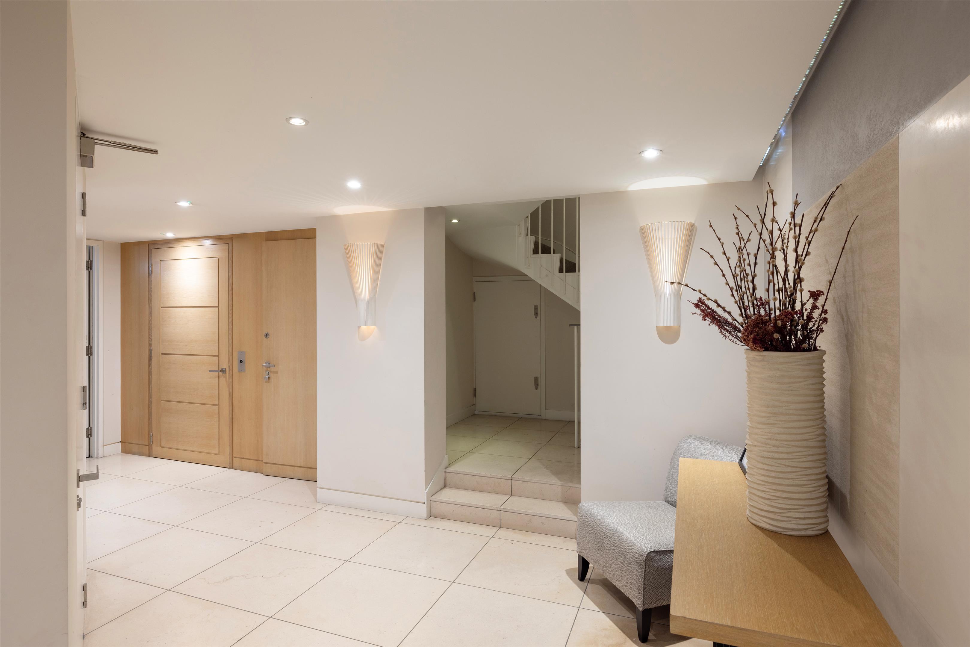 Bedford Court, London WC2E