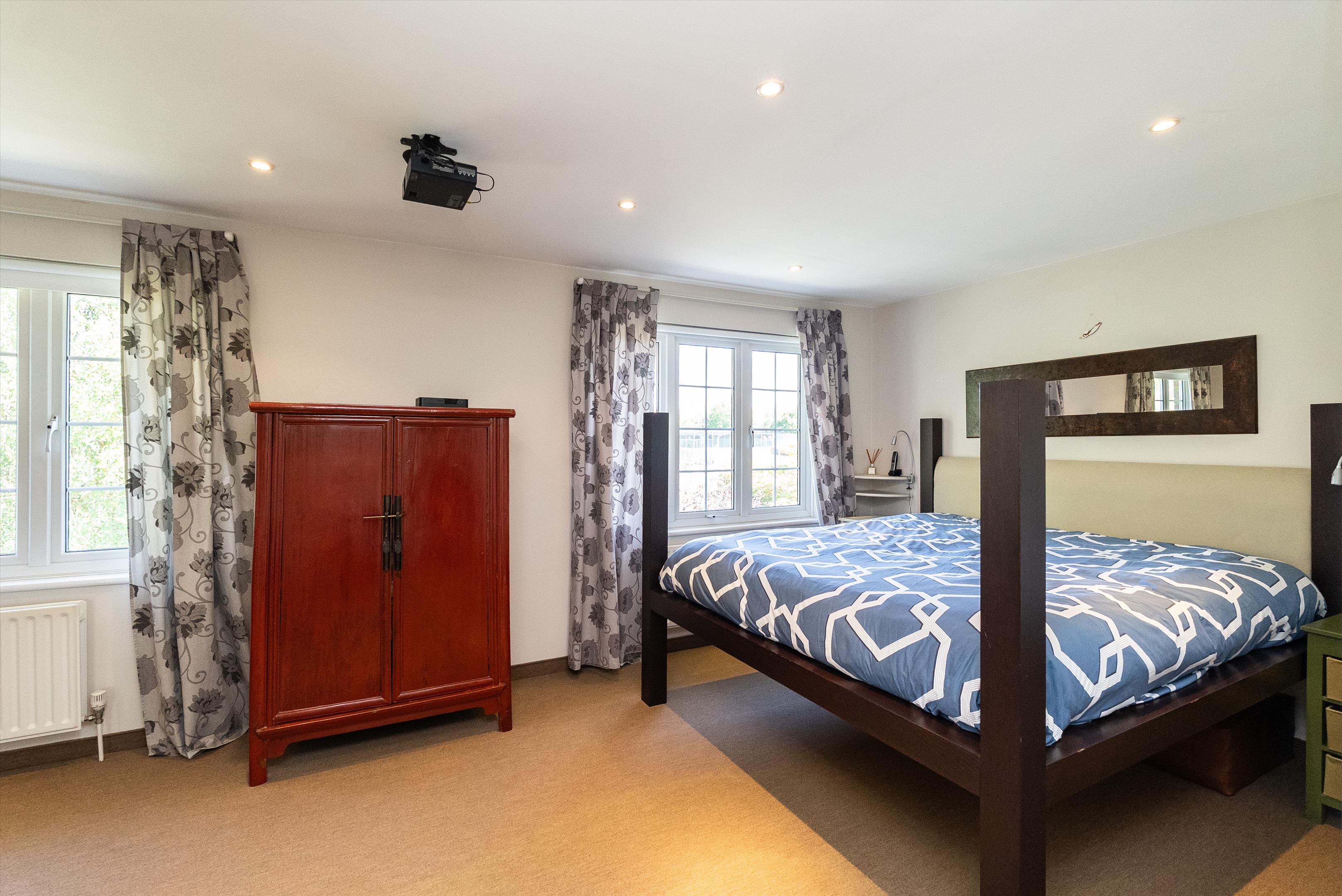 Peregrine Way, London, SW19