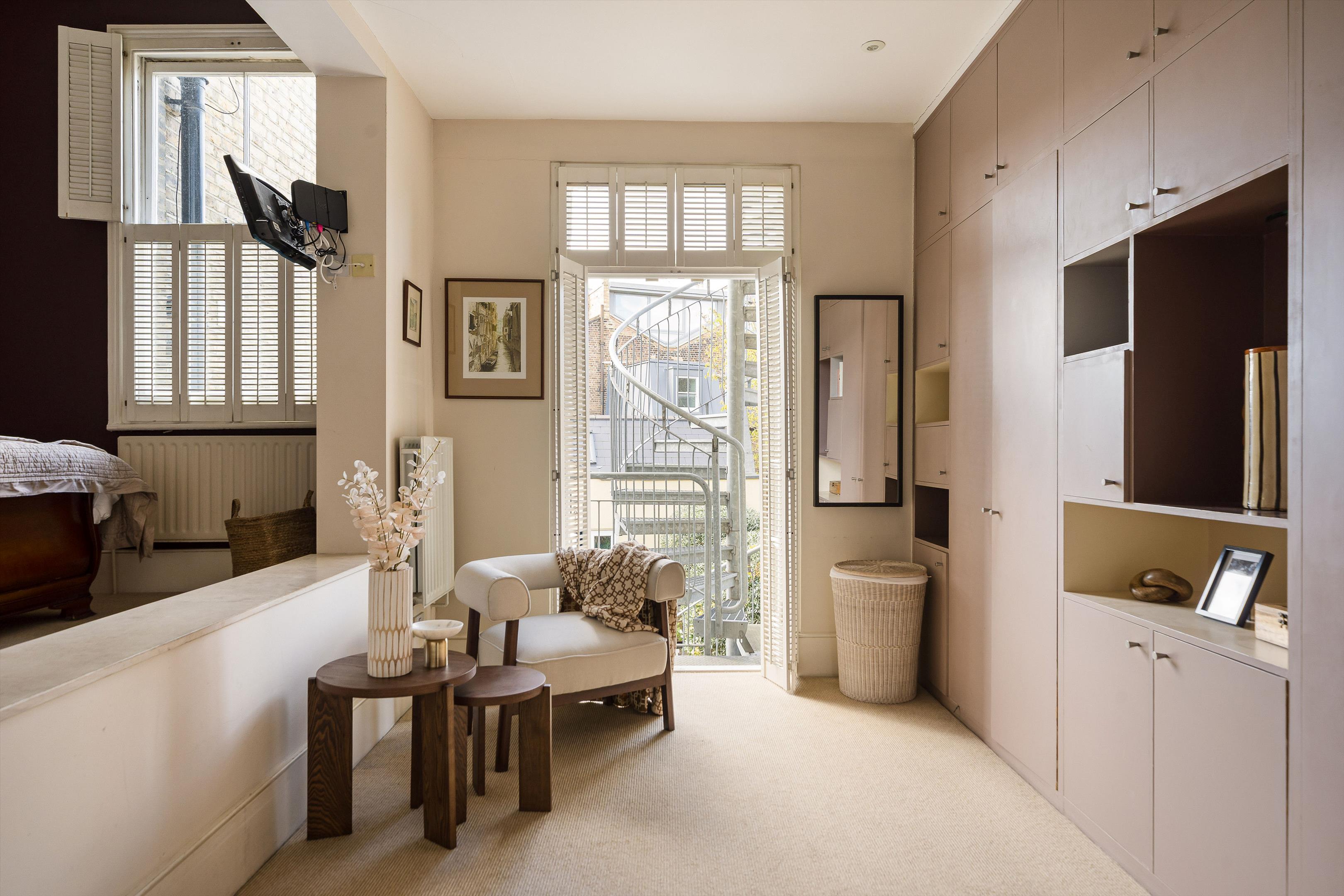 St. James's Drive, London, SW17
