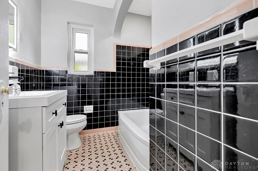 1475 Antoinette Avenue