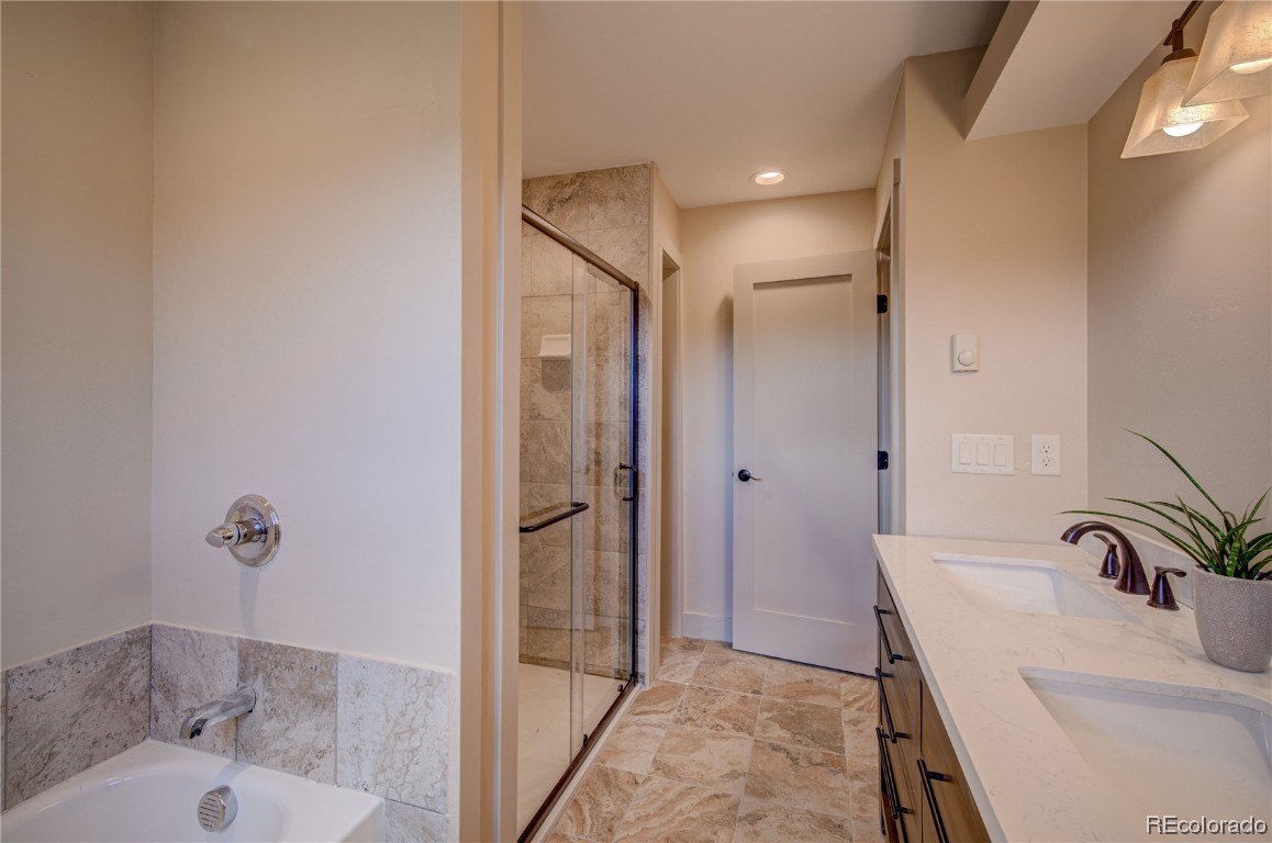 142 Oak Ridge CIRCLE