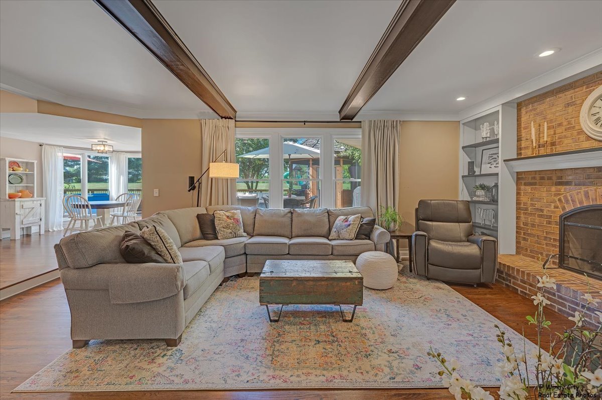 21211 W Laurel Lane