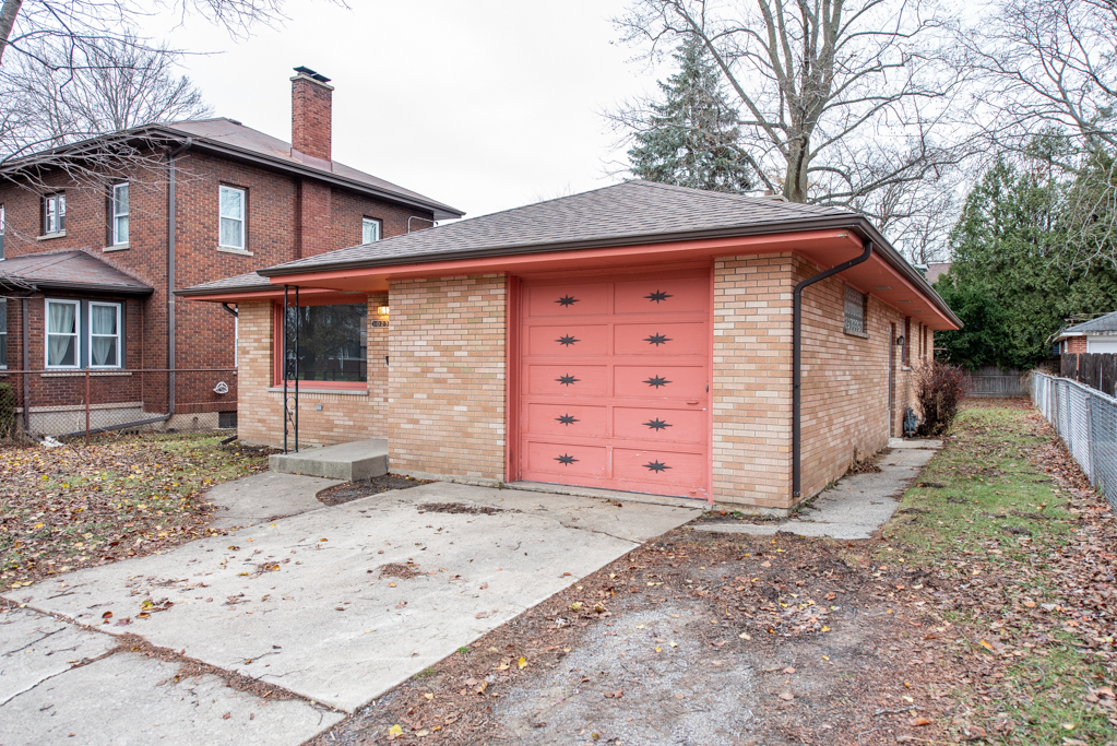 1023 HICKORY Street