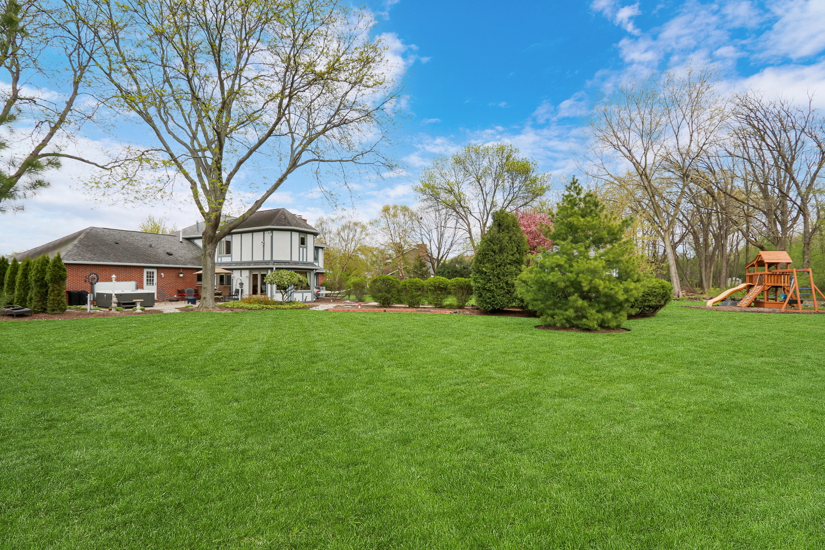 1525 Saratoga Court