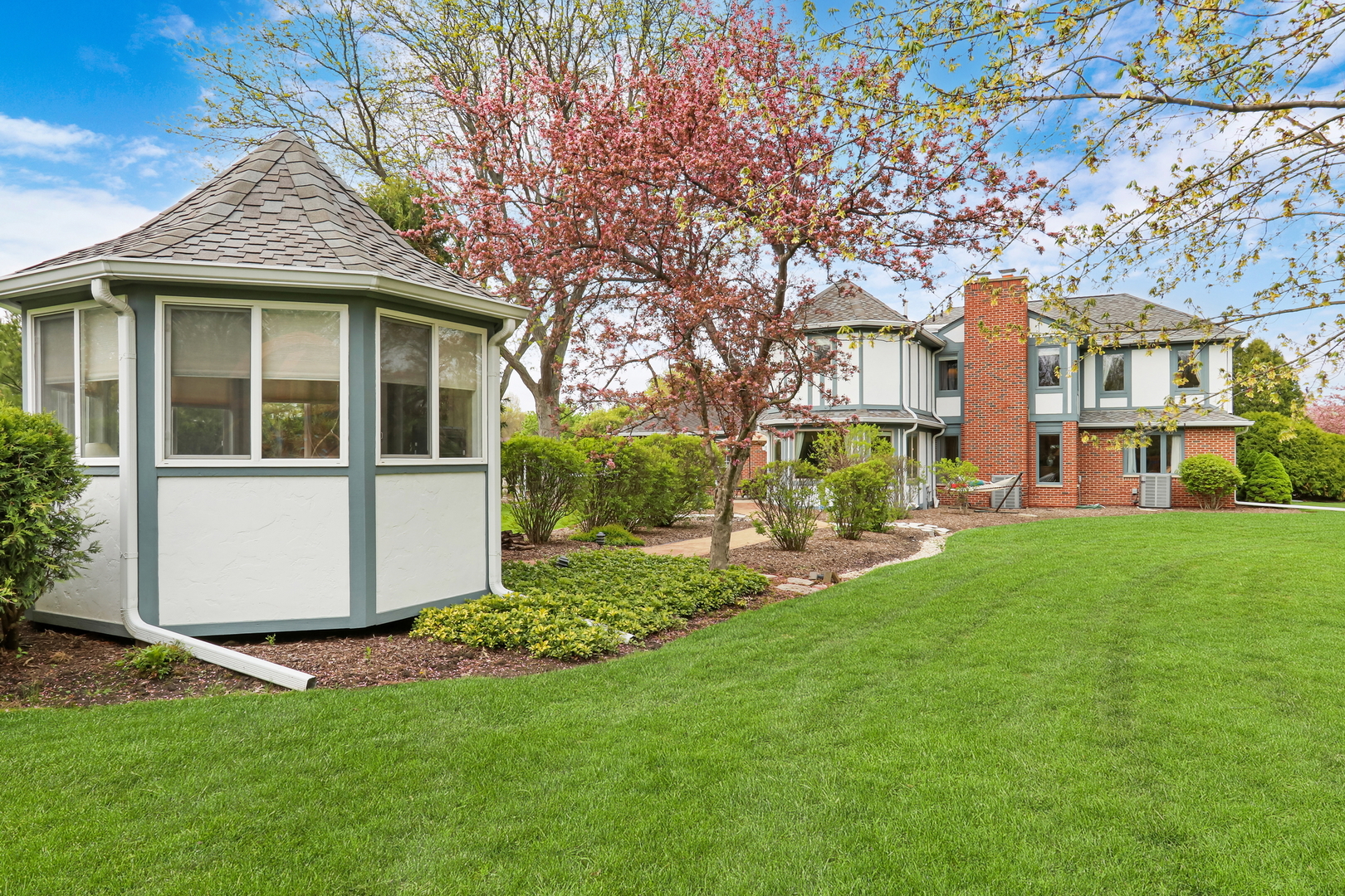 1525 Saratoga Court