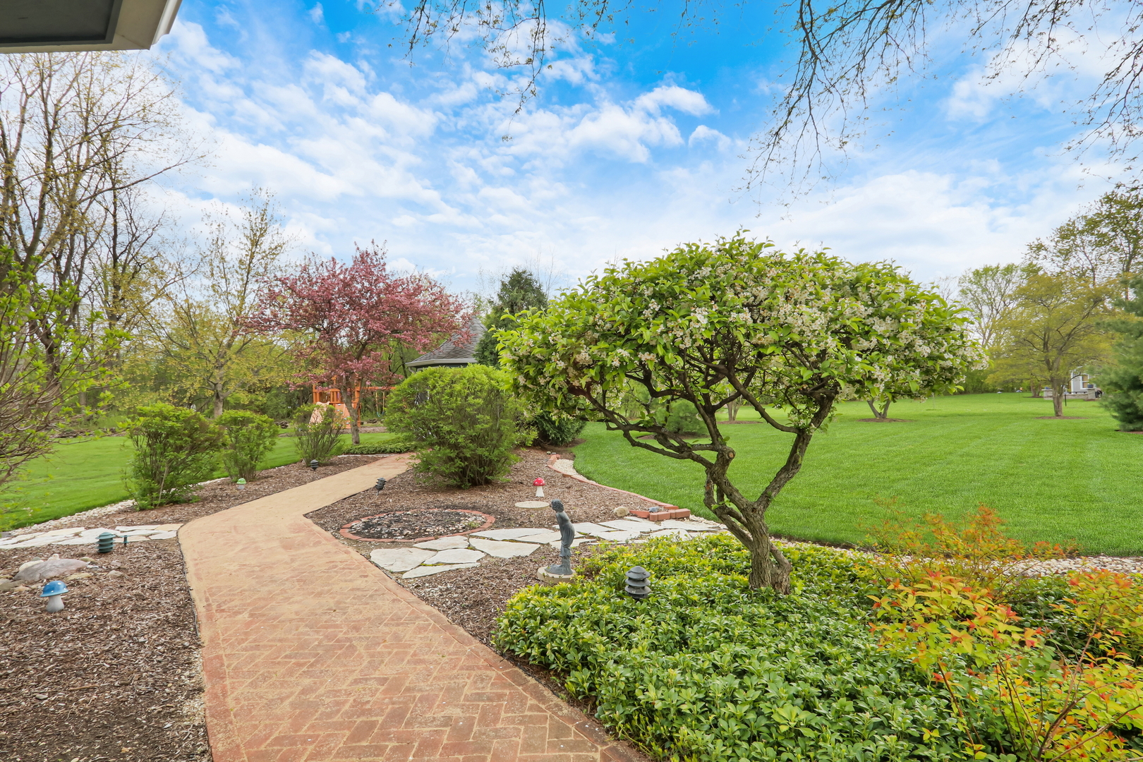 1525 Saratoga Court