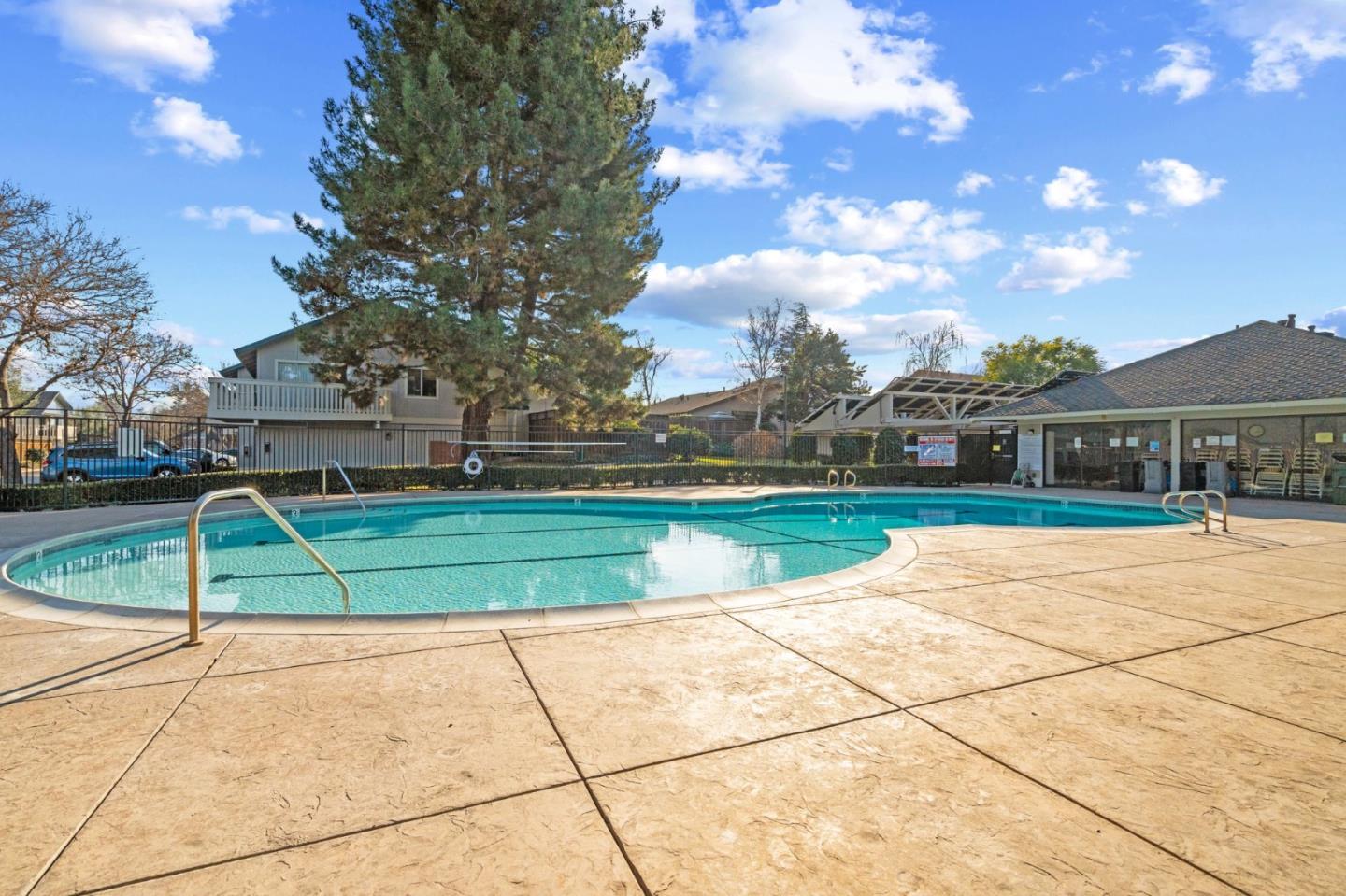 1343 Charmwood SQ