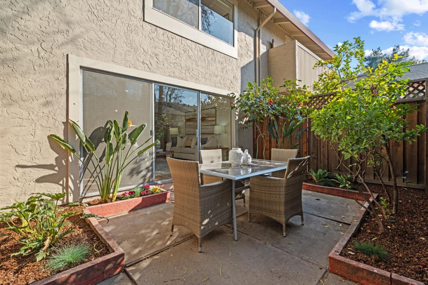 1343 Charmwood SQ