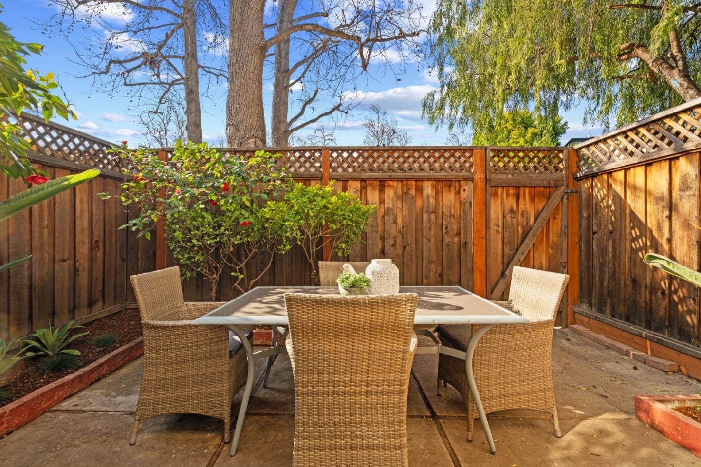 1343 Charmwood SQ