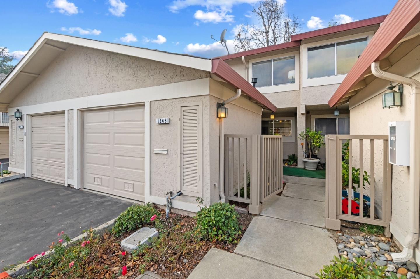1343 Charmwood SQ