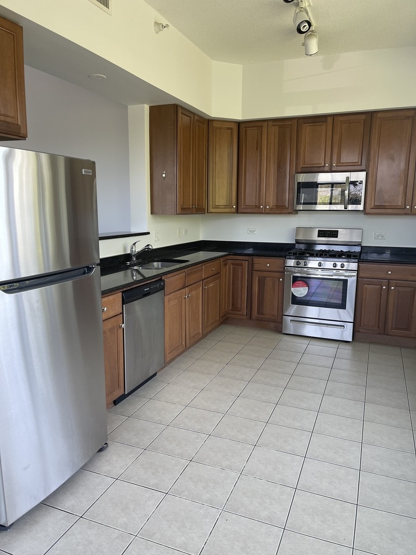 755 DIAMOND LAKE Road Unit: 208