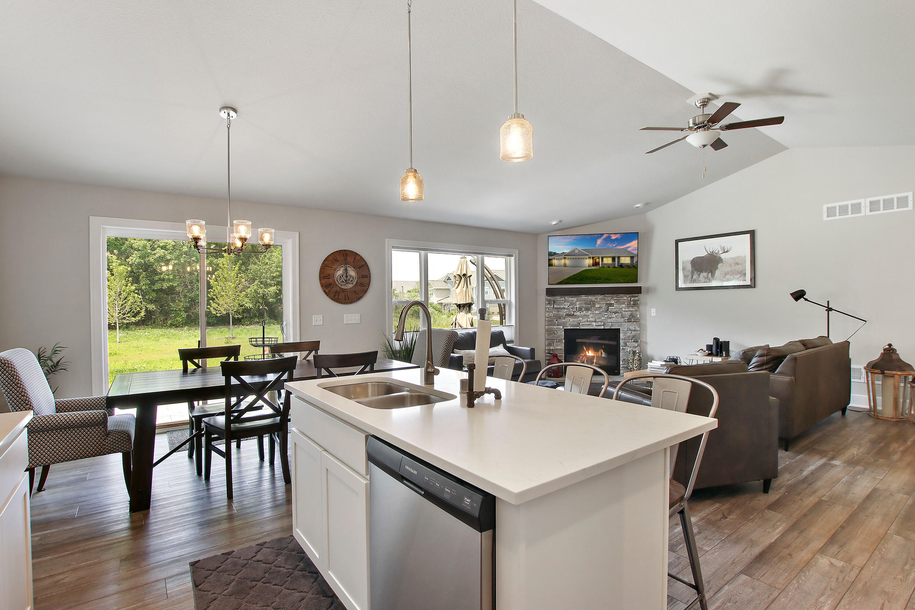 9122 Creekside Cir