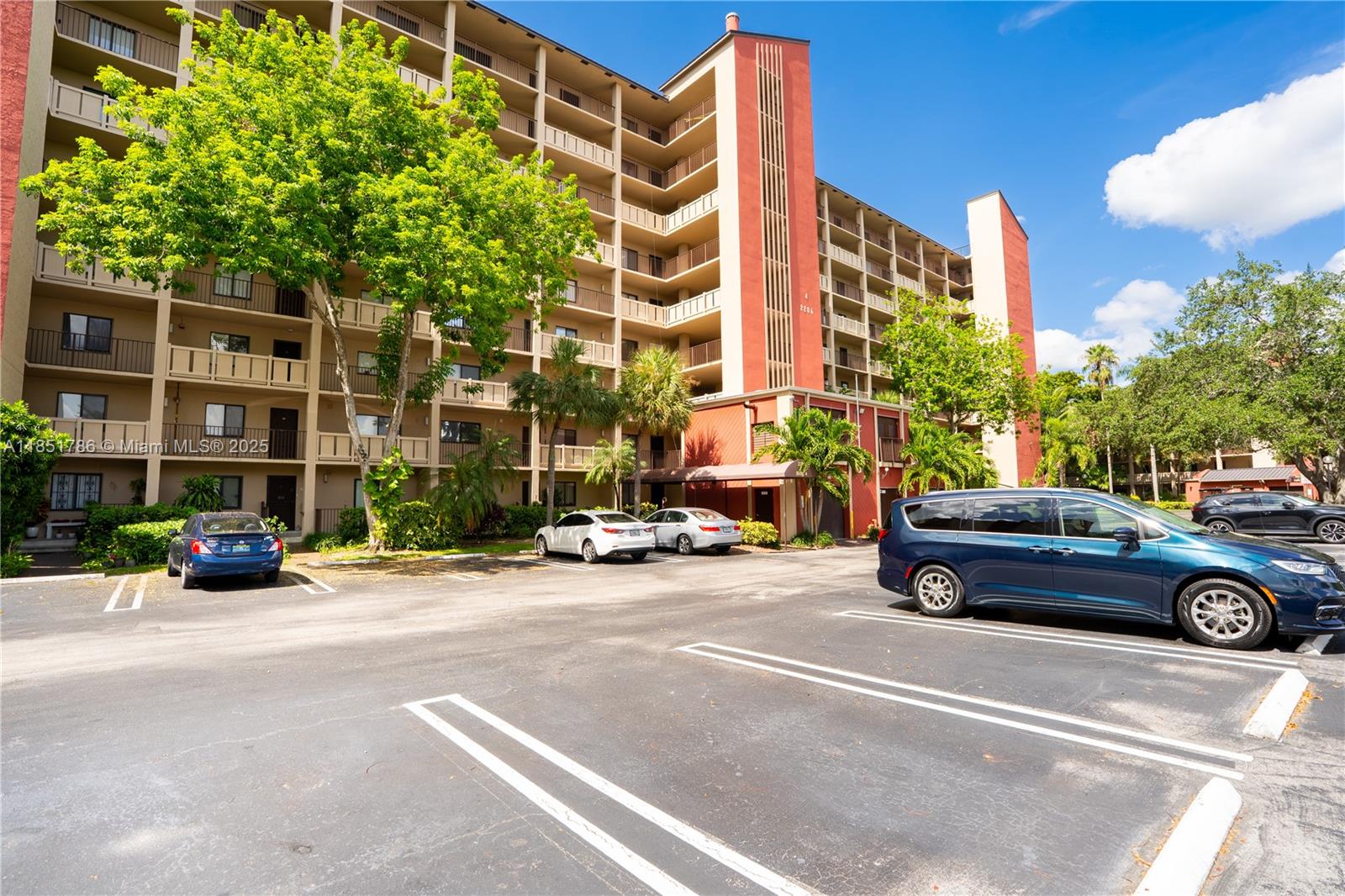 2206 S Cypress Bend Dr # 305