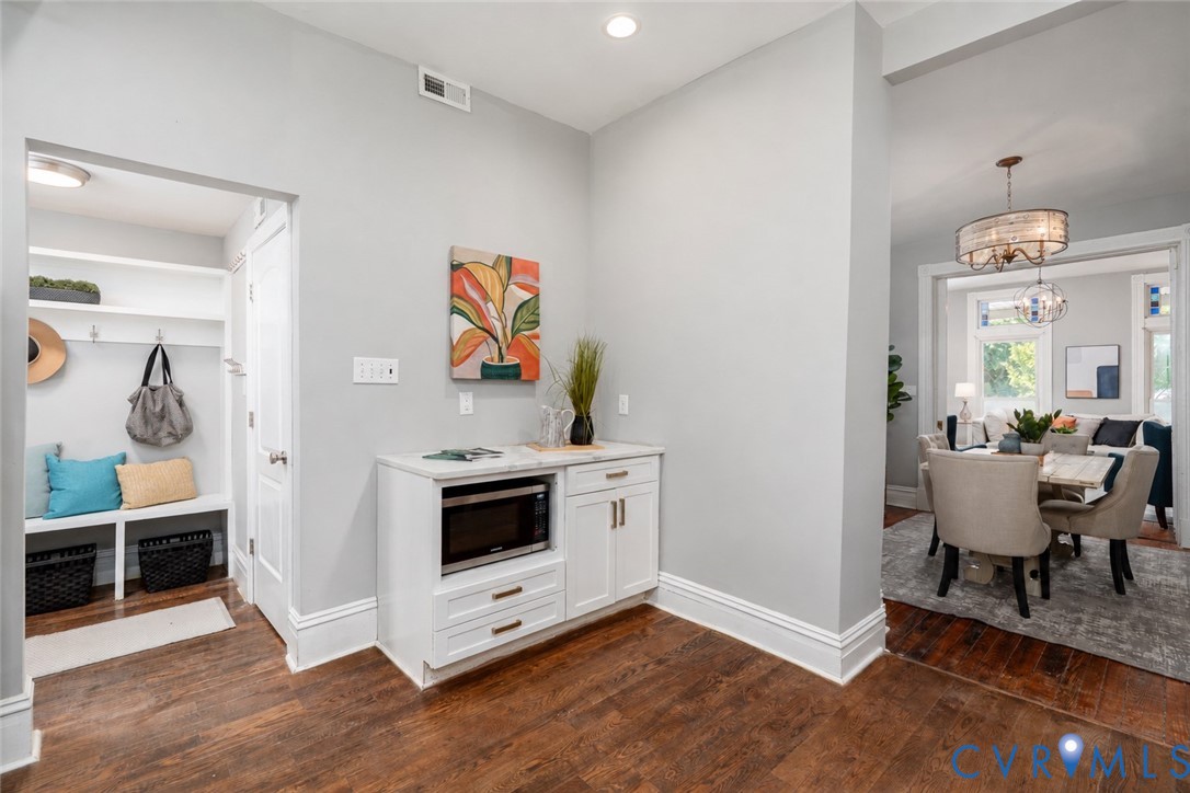 1906 W Main St